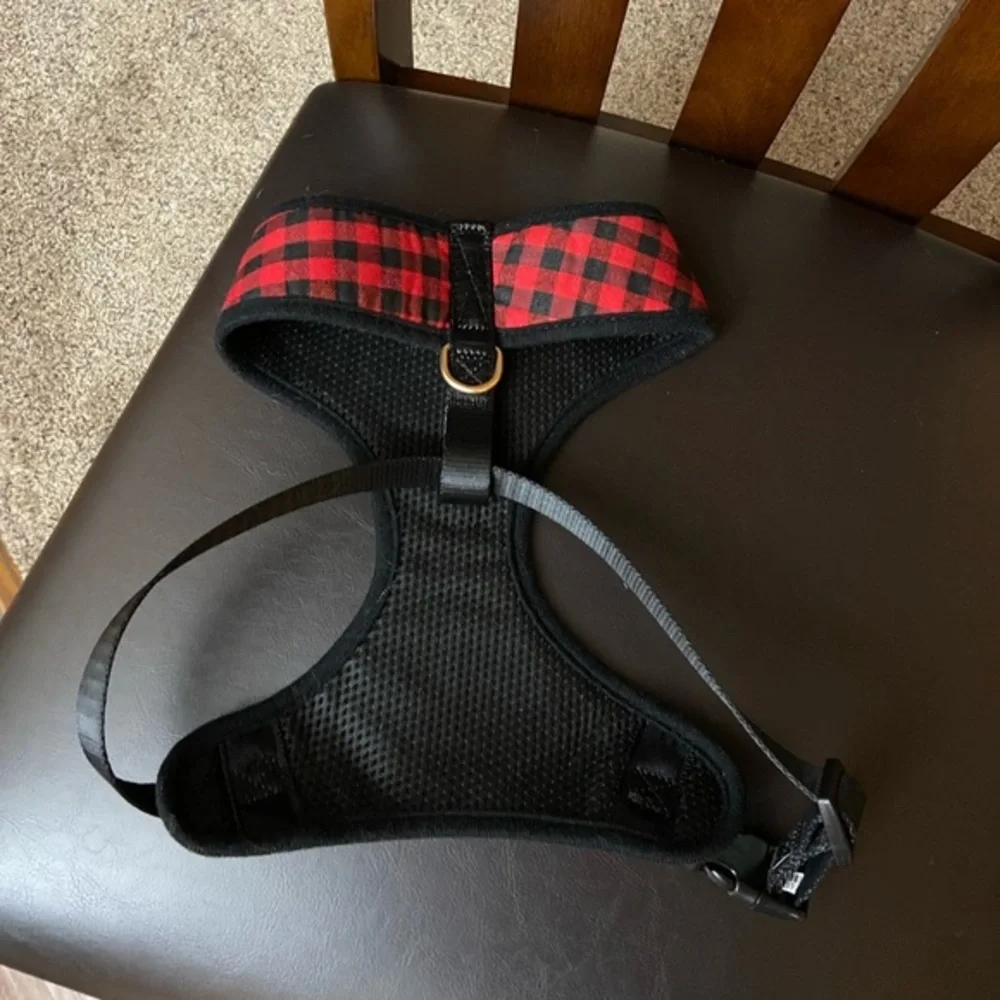 NWOT Med Sz Black/Red Plaid Adjustable Dog Harness